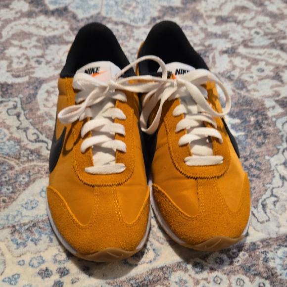 Nike Womens Orange and Black Sneakers - Picture 1 of 5